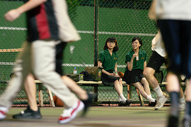 ひとつの机、ふたつの制服