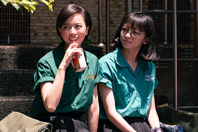 ひとつの机、ふたつの制服