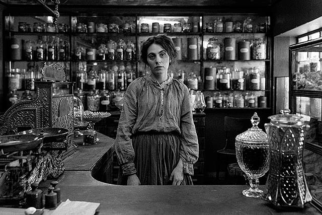 ガール・ウィズ・ニードル