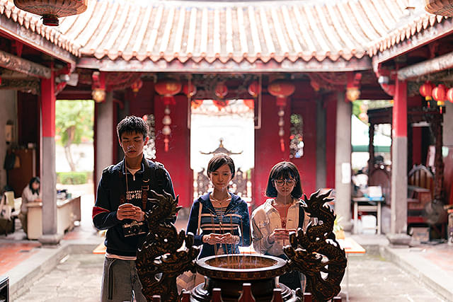 ひとつの机、ふたつの制服