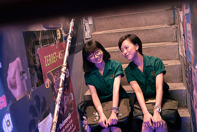 ひとつの机、ふたつの制服