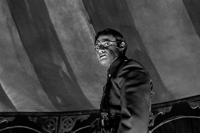 ガール・ウィズ・ニードル