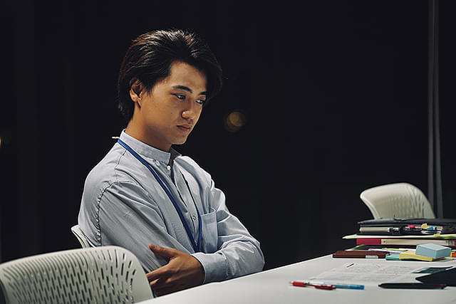 君の顔では泣けない